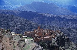 Tioulit - une ville en grande partie abandonnée dans l'Anti-Atlas occidental avec des zones de battage circulaires précédemment utilisées