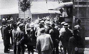 Archivo General de la Nación Argentina 1919 Buenos Aires, Semana Trágica, grupo de huelguistas intentando convencer al chófer para que se sume a la huelga..jpg