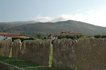 Fotografia de uma cerca feita com pedras de La Rhune.