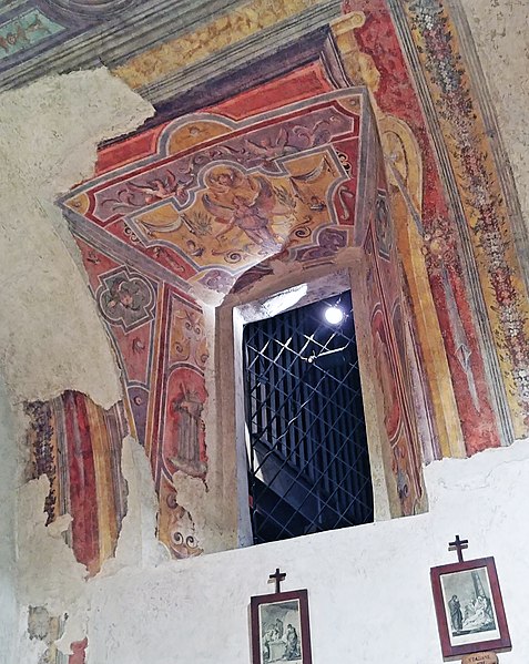 File:Assisi, chiesa di San Damiano - Finestra dell'organo a canne.jpg