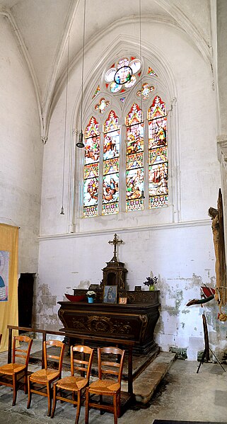 File:Autel et vitrail dans l'église Notre-Dame de Dives-sur-Mer.jpg