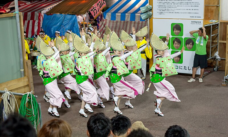 File:Awa Odori performed by women wearing light green Kimono 2015-08-12.jpg