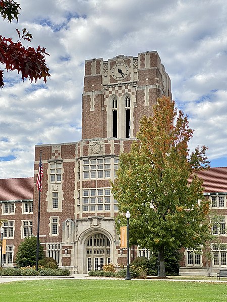 450px-Ayres_Hall,_University_of_Tennessee_at_Knoxville,_Fort_Sanders,_Knoxville,_TN_-_52497257061.jpg (450×600)