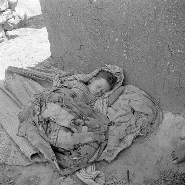 File:Baby in vluchtelingenkamp - Sleeping child in refugee camp (5370426971).jpg