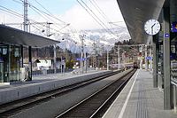 Der Bahnhof Kitzbühel mit einem ausfahrenden InterCity