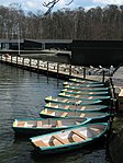 Barcas para uso turístico nun lago de Dinamarca