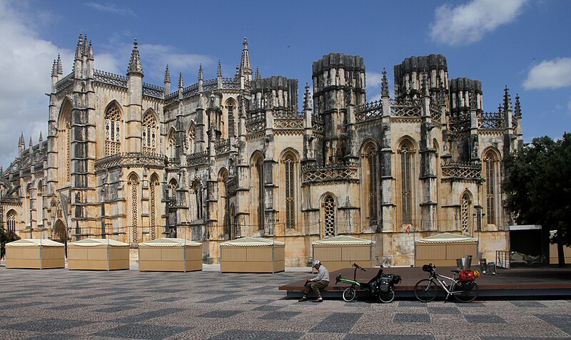 File:Batalha-Mosteiro de Santa Maria da Vitoria-174-Unvollendete Kapellen-Fahrraeder-2011-gje.jpg