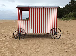 Badmaskinsreplika på stranden i Narva-Jõesuu.