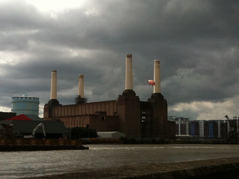 File:Battersea Power Station pig 1.jpg