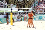 Deutsch: Beachvolleyball bei den Olympischen Jugendspielen 2018; Tag 9, 15. Oktober 2018; Mädchen, Viertelfinale: USA-Spanien 2–1 (21–19/17–21/15–9) English: Beach volleyball at the 2018 Summer Youth Olympics at 15 October 2018 – Girls Quarterfinals: USA-Spain 2–1 (21–19/17–21/15–9)