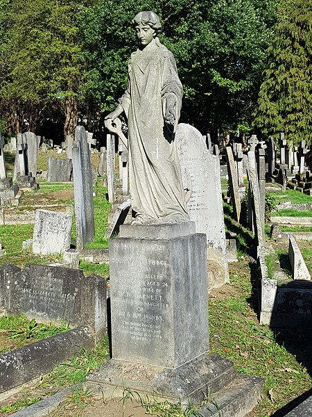 File:Beckenham Cemetery 20181022 132653 (45443121752).jpg