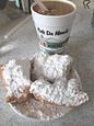 Kaffee und Beignets im Café du Monde