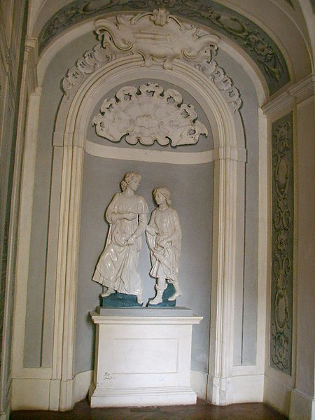 File:Biblioteca roncioniana, ingresso 01 raffaele e tobiolo, di andrea della robbia.JPG