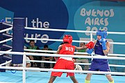 Deutsch: Boxen bei den Olympischen Jugendspielen 2018 Tag 12, 18. Oktober 2018 - Finale Fliegengewicht Mädchen – Martina La Piana (Italien, blau) schlägt Adijat Gbadamosi (Nigeria, rot) 5-0; Ringrichter ist James Beckles (Trinidad und Tobago). English: Boxing at the 2018 Summer Youth Olympics on 18 October 2018 – Girl's flyweight Gold Medal Bout - Martina La Piana (Italy, blue) beats Adijat Gbadamosi (Nigeria, red) 5-0; Referee is James Beckles (Trinidad and Tobago). Español: Boxeo en los Juegos Olímpicos Juveniles de Verano de 2018 en 18 de octubre de 2018 - Combate a medalla de oro de peso mosca para mujeres: Martina La Piana (Italia, azul) le gana a Adijat Gbadamosi (Nigeria, roja) 5-0; El árbitro es James Beckles (Trinidad y Tobago).