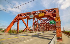 Bagian depan berwarna merah jembatan baja