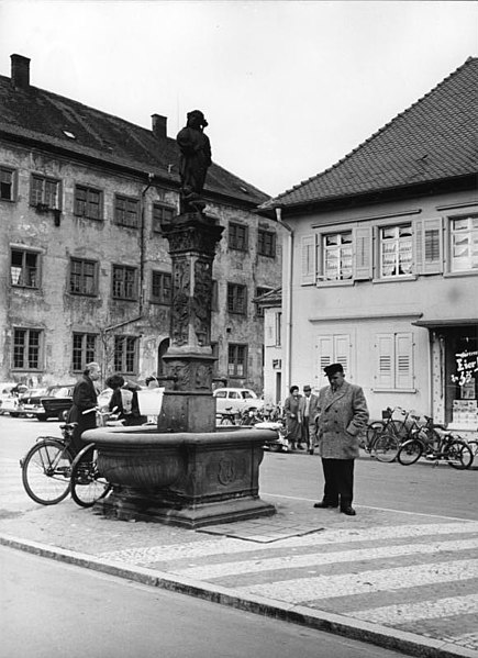 File:Bundesarchiv B 145 Bild-F009872-0011, Ettlingen, Schlossplatz mit Narrenbrunnen.jpg