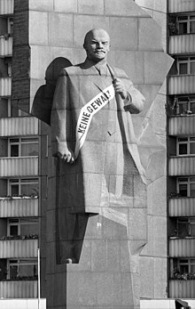 The monument in 1991 with a banner from a protest group reading "No Violence" Bundesarchiv B 145 Bild-F089663-0031, Berlin, Lenin-Denkmal auf dem Leninplatz.jpg