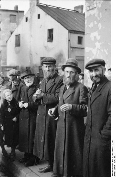 File:Bundesarchiv Bild 101III-Schilf-002-16, Polen, Ghetto Litzmannstadt, Bewohner.jpg