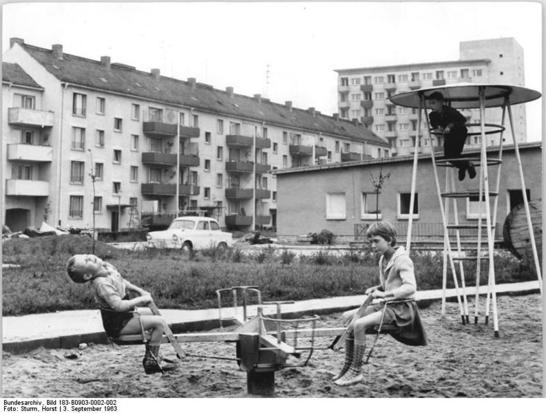 File:Bundesarchiv Bild 183-B0903-0002-002, Frankfurt-Oder, Innenstadt, Spielplatz.jpg