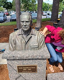 Bust of Leon Leonwood Bean outside flagship store Bust of Leon Leonwood Bean.jpg