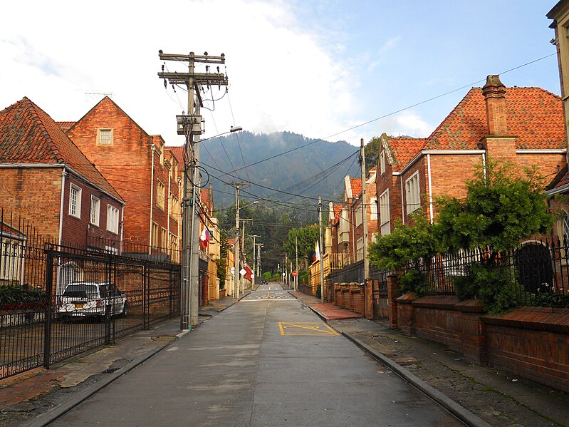 File:Calle Trienta y cinco en Bogotá.JPG