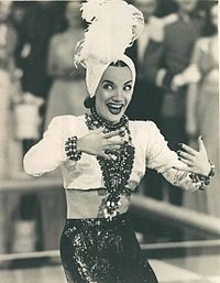 Carmen Miranda no filme Uma Noite no Rio (1941).jpg