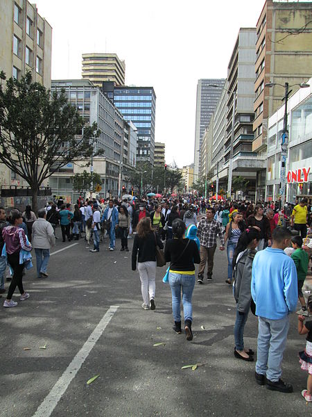 File:Carrera Séptima durante un día festivo.JPG