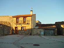 Casa de piedra en La Serna del Monte.jpg