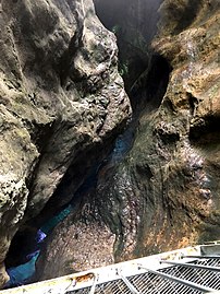 Blick von der oberen Grotte in die untere