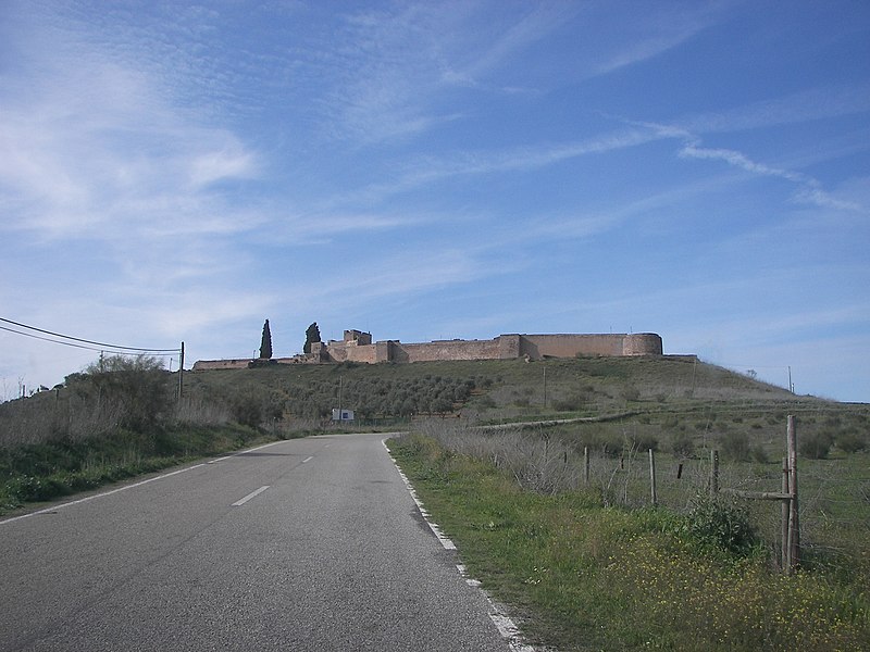 File:Castelo de Ouguela-Campo Maior.jpg