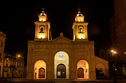 Catedral de Santa Fe de noche.jpg