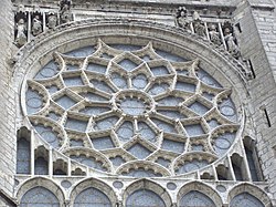 Le vitrail vu de l'extérieur. L'encadrement en pierre. Rosace nord de Notre-Dame de Chartres