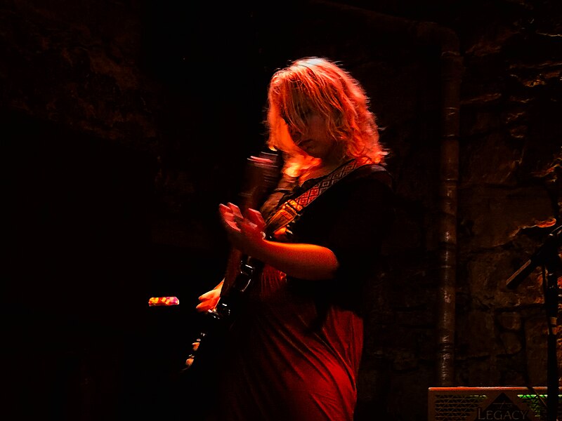 File:Chantel McGregor at The Caves, Edinburgh 02.jpg