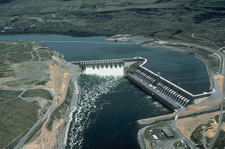 Diga "Chief Joseph" afër Bridgeport, Washington, SH.B.A, është stacioni më i madh i hidroelektrik nga lumi i rrjedhshëm, pa ndonjë rezevuar të madh.