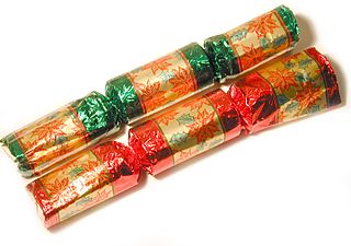 Christmas cracker Table decorations that make a snapping sound when pulled