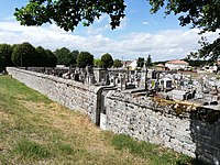 Cimetière de Bellegarde-en-Marche, en contrebas de la chapelle.