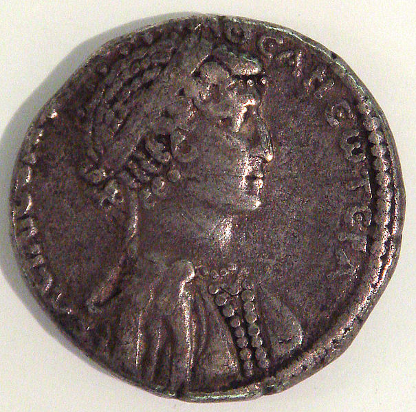 Una moneda destruye el mito de la " bella" Cleopatra 605px-CleopatraVIICoin