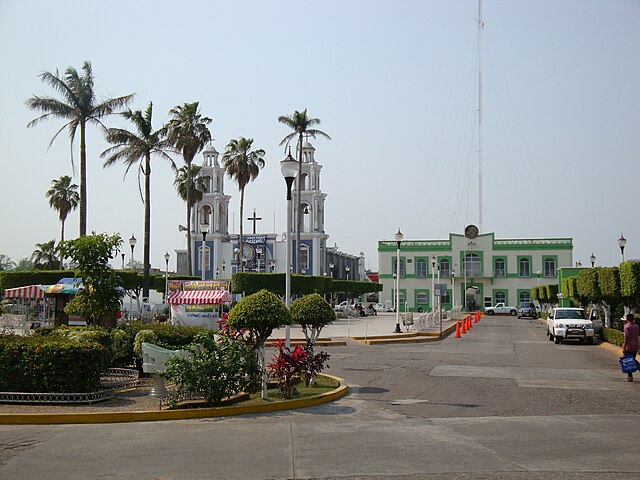 Comalcalco – Plaza Mayor mit Kirche und Rathaus