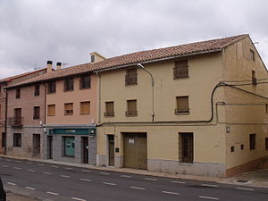 Conjunto de tres edificios que hicieron las veces de hospital de sangre durante la guerra civil española.JPG