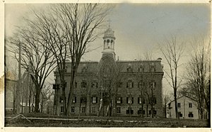 Esta foto do convento de Saint-Ours, foi tirada em 1930. É uma impressão fotográfica em preto e branco.  Coleção Félix Barrière da BAnQ.