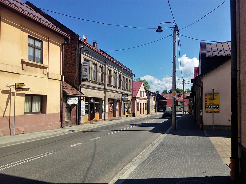 File:Czarny Dunajec, ulica Piłsudskiego.jpg