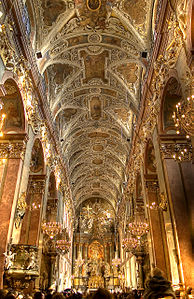 Décor en stuc dans une église baroque, en Hongrie.