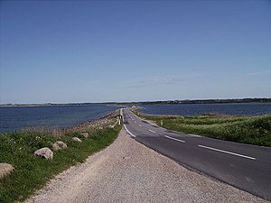 Dammen från Helnæs till Agernæs. Fyn i bakgrunden.