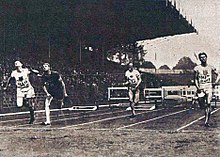 Dan Kinsey vainqueur du 110 mètres haies devant Sid Atkinson, aux JO de 1924.jpg