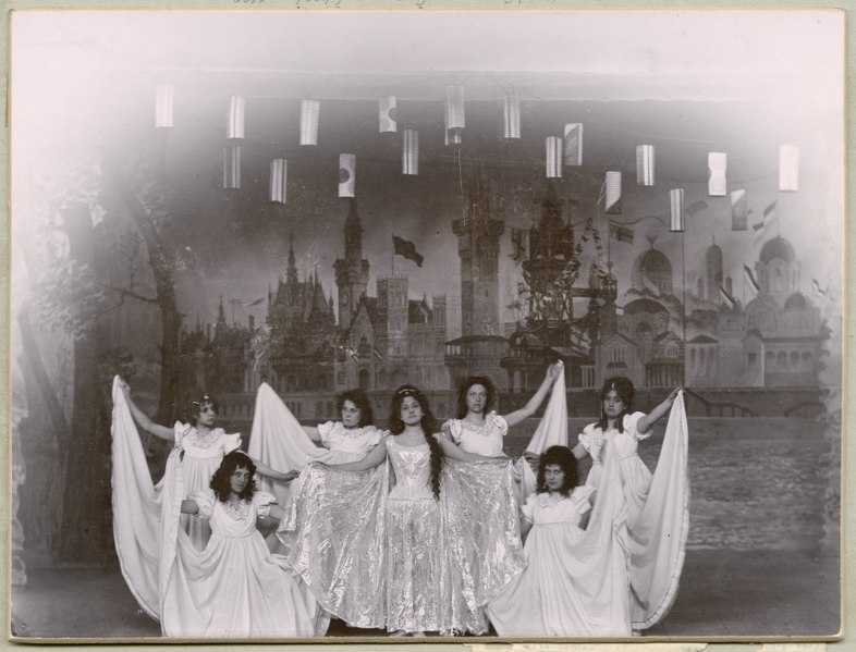 File:Den förgyllda lergöken, Kristallsalongen 1900. Gruppbild - SMV - H11 023.tif