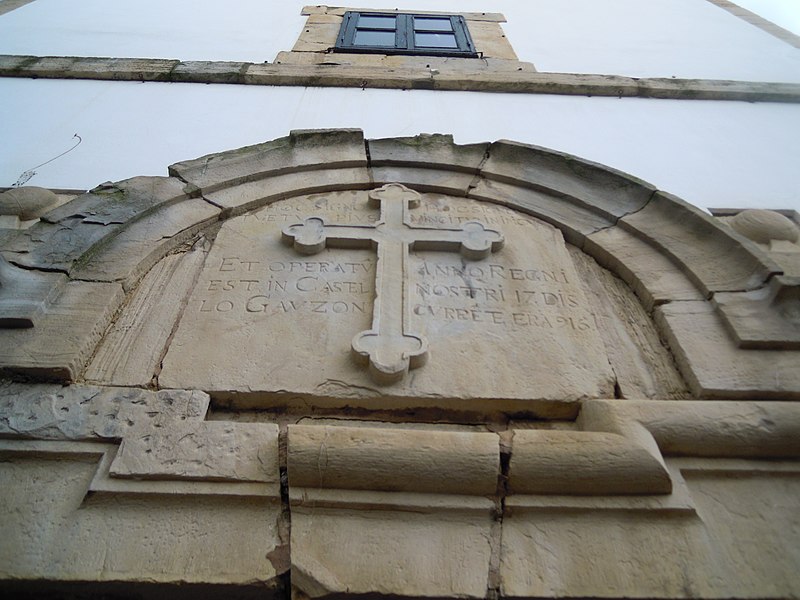 File:Detái puerta Torre del Reló (Lluanco, Gozón).jpg