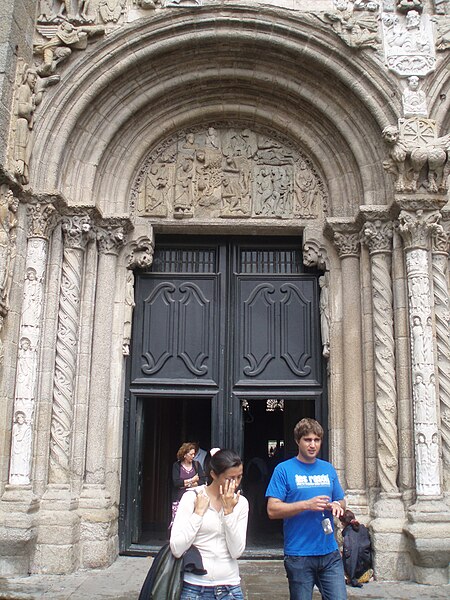 File:Detalle del Pórtico de las Platerías de la Catedral de Santiago de Compostela.JPG