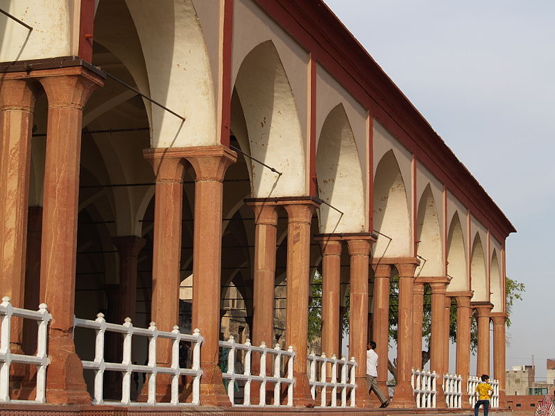 File:Dewan-e-aam, Lahore Fort - side view.JPG