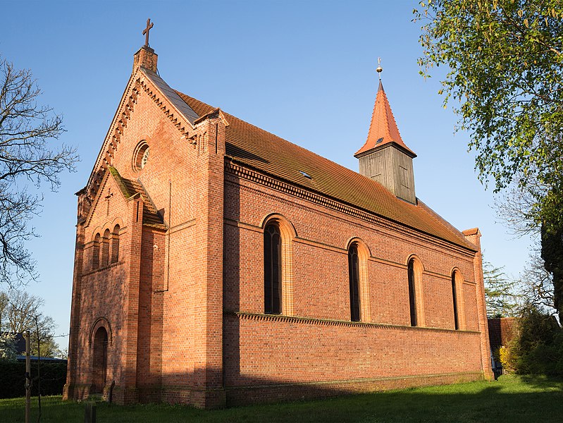 File:Dierhagen Backsteinkirche.jpg