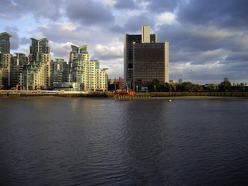 File:Drilling platform on the River Thames - geograph.org.uk - 1492248.jpg